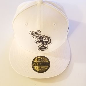 Oakland Athletics white fitted cap 7 1/4